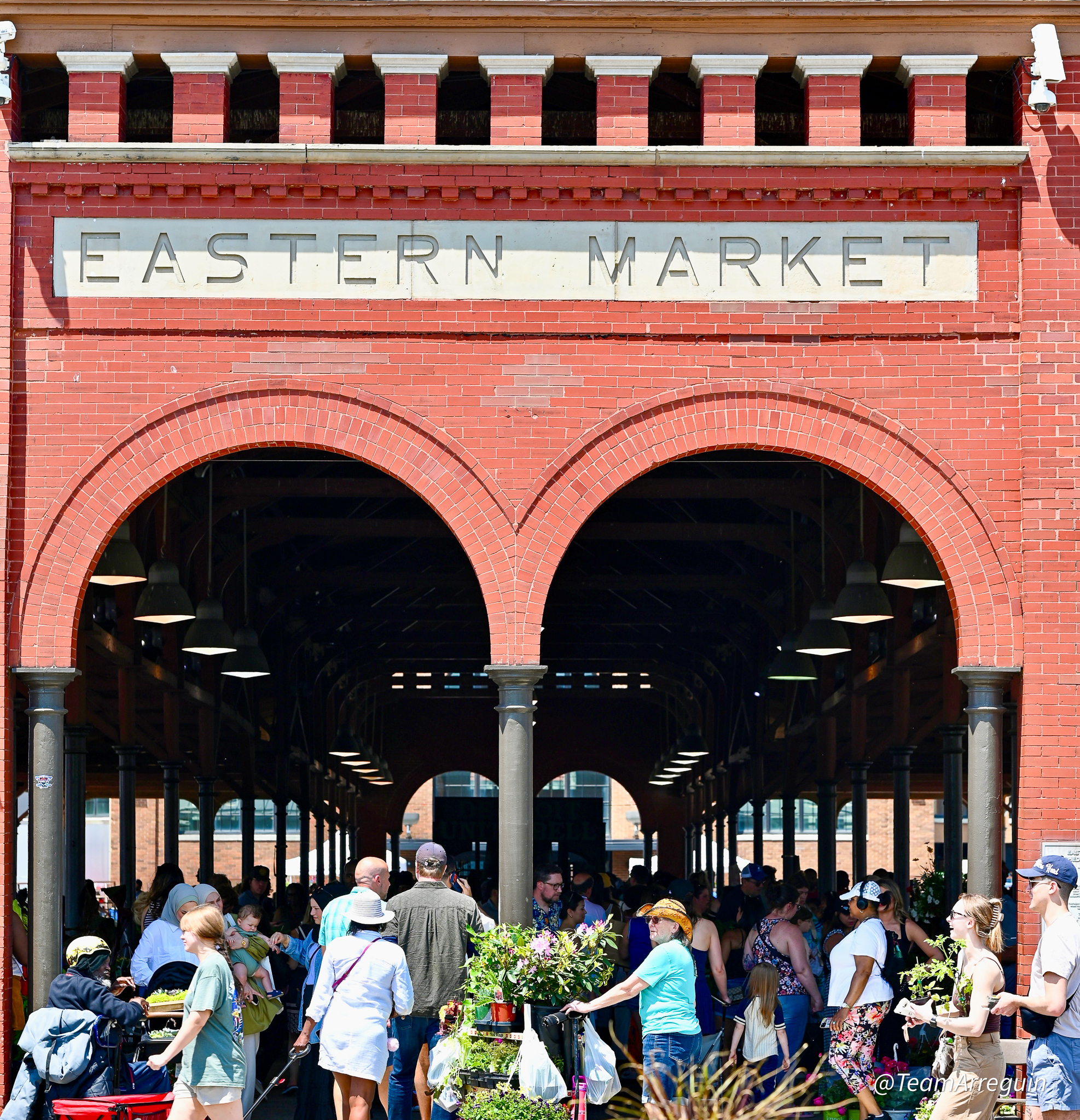 Eastern Market Blooms as Thousands Celebrate Detroit’s Annual Flower Day Tradition