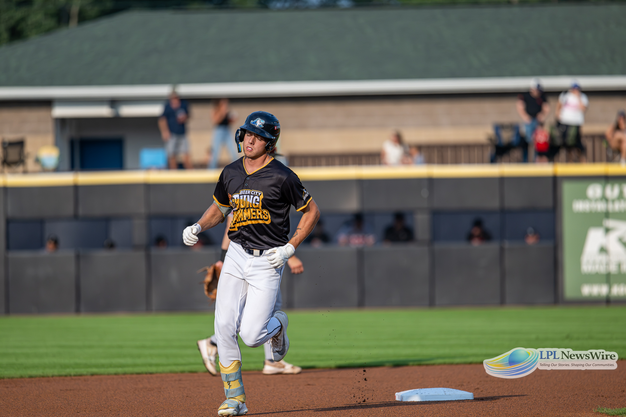 Bung Hammers Power Past Lugnuts 5-3 Behind Four Home Runs